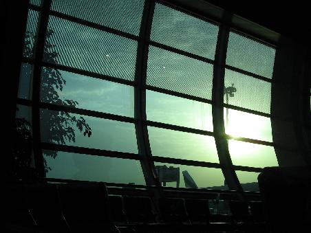 erste sonnenstrahlen ueber dubai ... und wir warten, dass wir eine heile maschine bekommen