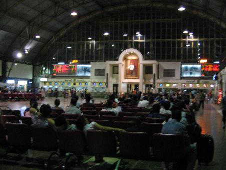 nachts in der hualamphong station bangkok