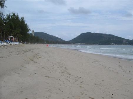 strand von patong ... sieht kaelter aus als es ist
