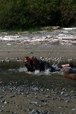 tja, aber denn ging nix mehr. Übrigens auch der Augenblick des Untergangs meiner Kamera. Die Linse ist voll Wasser gelaufen und nix ging mehr. Thomas hat sie abends auseinander gebaut, aber alles Wasser hat er nicht raus bekommen. Aber immerhin funktioniert sie schon wieder. Rest muss jetzt so trocknen.
