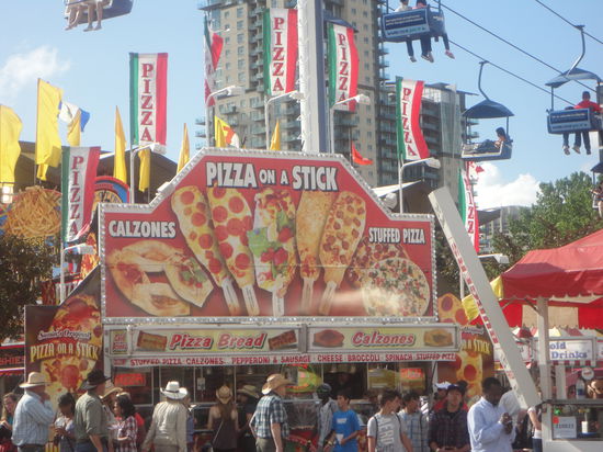 es gab auch Snickers am Stiel, natürlich frittiert, so wie der Käsekuchen, Oreo Cakes usw. Hat ja allein nicht schon genug fett!