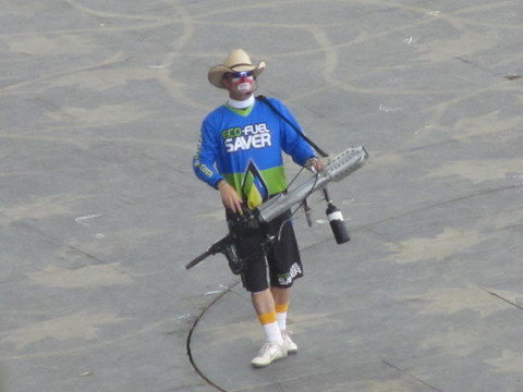 der war echt cool, hat eine super Stimmung während der Show gemacht. Mit dem Ding hier hat er dann in den Pausen T-Shirts ins Publikum geschossen