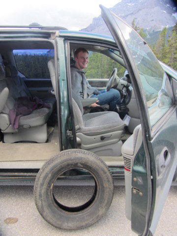 wir waren mal wieder auf Bärensuche, sind aber immer noch nicht fündig geworden Und wir hatten keine Reifenpanne, es lagen nur einfach zu viele Reifen im Auto und wir mussten immer einen ausladen um aussteigen zu können ( das Auto war geliehen vom Arbeitskollegen)