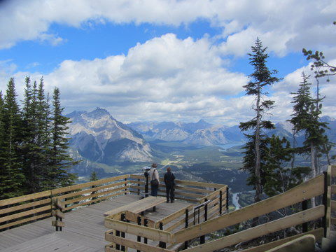 Sulphur Mountain, mal wieder. Die Aussicht ist einfach gigantisch, wir versuchen immer einmal die Woche hochzuwandern. Haben uns schon von 2 auf 1,5 std gesteigert.