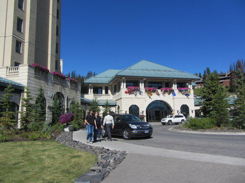 erstmal ins Fairmont Chateau Hotel die Toilette aufsuchen (DZ ab 348 Dollar)