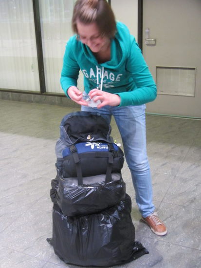 Petra macht ihren Rucksack startklar
