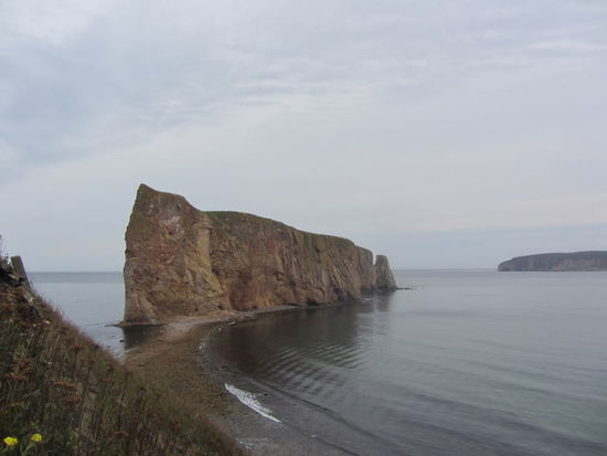 Wahrzeichen des Ortes ist dieser Kalksteinfelsen, Rocher-Percé, 88m hoch, 438 m lang