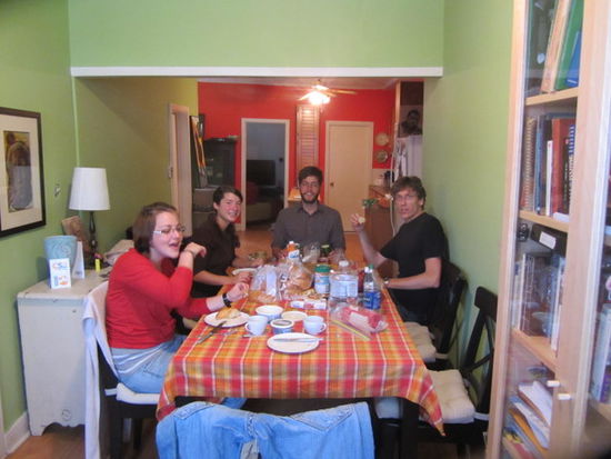 Abschiedsfrühstück in Québec. Rechts unser Gastgeber Marc-André, daneben Felix und Gwen, 2 andere Couchsurfer die zur gleichen Zeit da waren und natürlich Petra