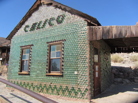 Häuschen aus Glasflaschen