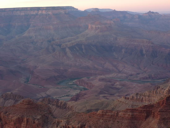 Colorado River schlängelt sich durchs Tal