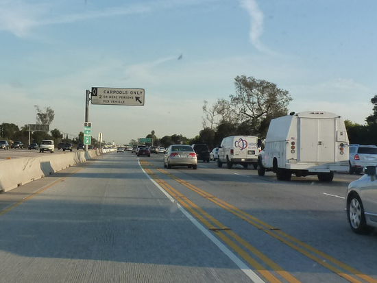 Aufbruch nach Los Angeles, links eine sogenannte Car Pool Lane
