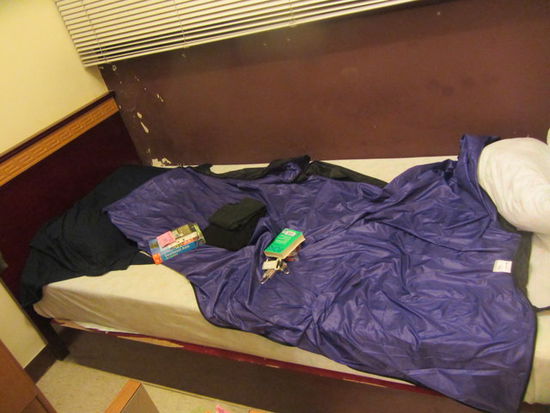 mein zu Hause, das Bett ist so unbequem wie es aussieht
