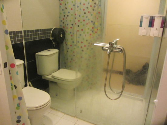 Dusche und Klo in einem, man muss halt Platz sparen wo man kann.