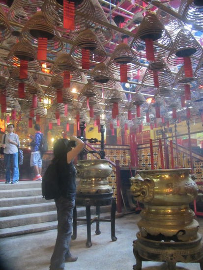 Man Mo Tempel, mit riesigen Räucherspiralen