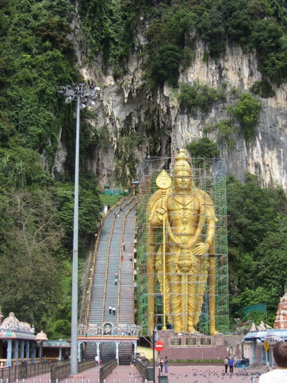Batu Höhlen, hinduistisches Pilgerzentrum mit vielen Altären und Schreinen. Frei zugänglich ist aber nur eine Höhle. Aber erstmal muss man die 272 Stufen hoch steigen