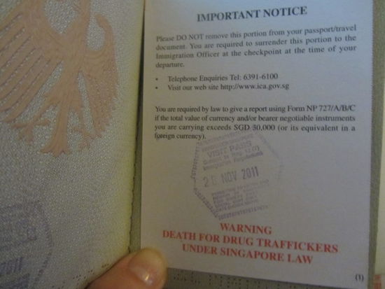 Einreise nach Singapur. nach der Warnung im unteren Abschnitt hab ich gut auf meine Taschen aufgepasst