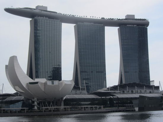 ganz oben auf dem Hotel befindet sich ein Pool mit super Aussicht auf ganz Singapur