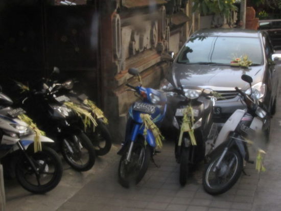 die Balinesen haben für alles mögliche Zeremonien, hier zb für ihre Autos und Roller