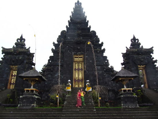 die Tempel darf man nur mit einem Sarong (eine Art Wickelrock) betreten