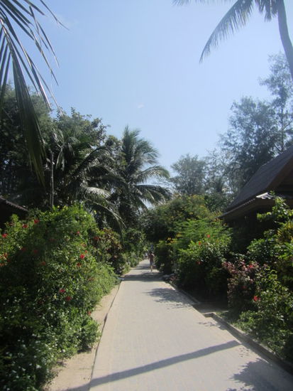 Strandpromenade, die fast komplett eine Seite der Insel entlang führt