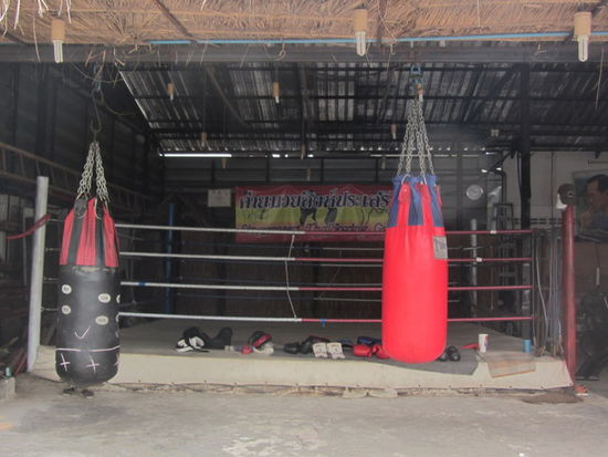 Muay Thai Boxen, der Nationalsport Thailands. Fast jeden abend gibt es Boxkämpfe zum anschauen