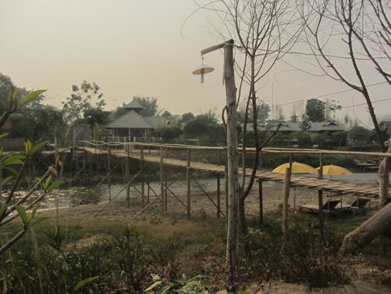 auf der anderen Seite des Flusses befand sich mein Bungalow