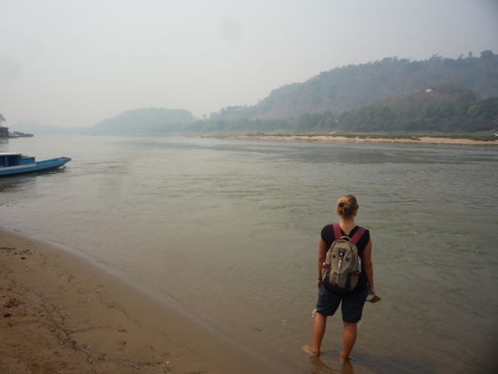 mit beiden Füßen im Mekong