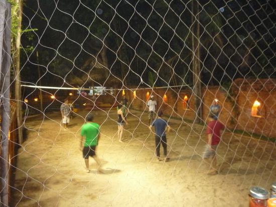 die Jungs haben in der Utopia Bar Beachvolleyball gespielt