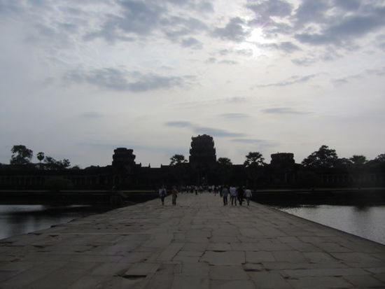 Eingang zum Angkor Wat, der von einem riesigen Wassergraben umgeben ist