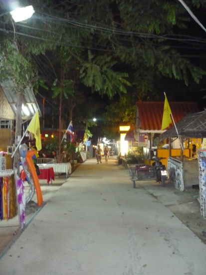 Walking Street an der sich Restaurants und Bars aneinander gereiht haben, hier konnte man zur anderen Seite der Insel laufen