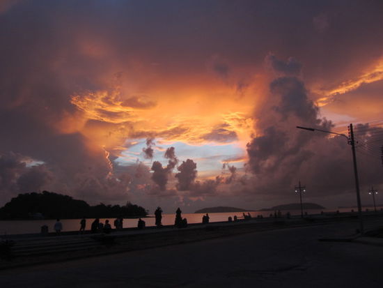 am Pier in Chumphon mussten wir 3 std warten, aber wurden dann mit diesem Sonnenaufgang belohnt