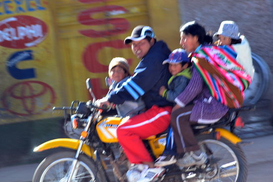 Ach hier passt eine ganze Familie auf ein Moped