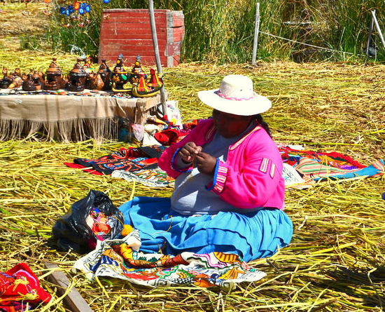 Sie basteln, stricken, sticken Souveniers und verkaufen sie an die Touristen.