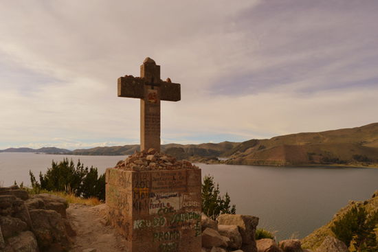 Eine faszinierende Aussicht auf die Stadt und auf den See hat man vom nahegelegenen Cerro Calvario, dem 3.966 m hohen Hausberg von Copacabana. Dieser Weg ist auch unter Pilgern beliebt.