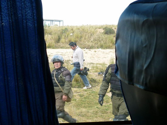 Polizei war genügend zu sehen ... aber unternommen wurde nichts! Und Presse war auch genügend zur Stelle.
Das ganze dauerte ca. 5 Stunden ... wäre nicht schlimm gewesen, wenn wir nicht ein Zug reserviert (und bezahlt) hätten ... und der nächste erst wieder in 4 Tagen geht!!!
So blieb uns nichts anderes übrig als 2 Tage in Uroro zu warten und ein Nachtzug zu nehmen (schade, hätten gerne die wunderschöne Landschaft gesehen). Dazu kam noch, dass wir das 'Vergnügen' hatten ein Erdbeben dort zu erleben ... was ein seeehr eigenartiges Gefühl war!!! Aber was soll's: REISEN IST ABENTEUER