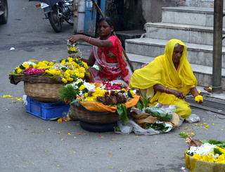 Vor dem Tempel werden Blumenkränze verkauft, als Opfergabe.