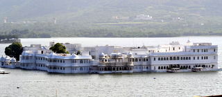 Ein Hotel im Wasser. Sieht toll aus und ist S... teuer. Was hier eine! Übernachtung kostet,damit kann eine indische Familie ein Jahr gut leben!