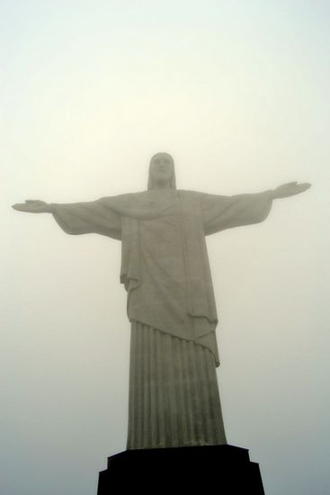 Auf dem Corcovado wacht Christo über die Stadt ... heute leider etwas vernebelt.