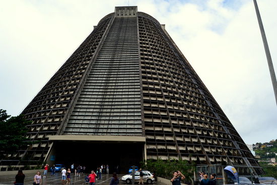 Architektonisch interessant ist die Catedral de São Sebastião, auch bekannt als Catedral Metropolitana. Die nach dem Patron der Stadt benannte Kathedrale wurde 1979 fertiggestellt. Die Höhe des konischen modernistischen Gebäudes beträgt 96 Meter, der Durchmesser unten 106 Meter. Das Fassungsvermögen wird mit 20 000 Personen angegeben.