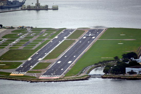 Der nationale Flughafen. Seeehr nah am Wasser gebaut