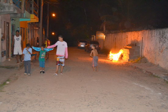 Überall in den Strassen branten Feuer - sie feierten ein grooosses Fest: SAO JOAO