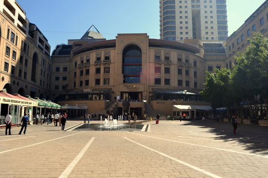 Johannesburg - Sandton: Ein Stadtviertel der Weissen, voll mit Einkaufszentren und luxeriösem Pomp.