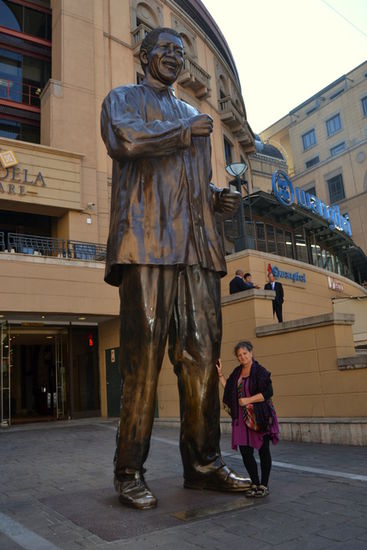 Wer kennt ihn nicht - nicht nur in Südafrika eine Kultfigur: Nelson Mandela
Ihm wurde dieser Square gewidmet.
