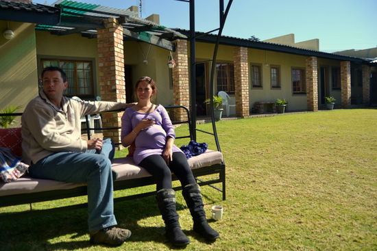Unser erstes Guest House: AROMA AFRIKA mit sehr, sehr hilfsbereiten und freundlichen Besitzern.
Hier warten wir auf unseren Besuch aus Belgien mit denen wir die nächsten 3 Wochen Südafrika bereisen werden ...
und warten ...
und warten ...
und warten ...