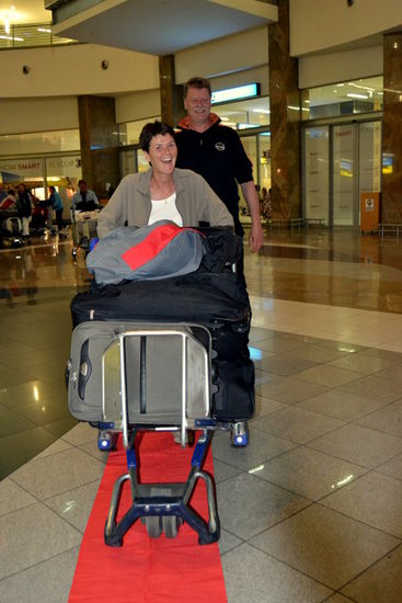 Endlich sind sie da
Nach 13!!! Stunden Flugverspätung kommen sie müde aber glücklich in Johannesburg an.
Der rote Teppich war ausgerollt und das Wiedersehen