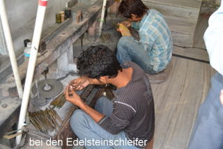 Hier entsteht der tolle Schmuck. Überall wird noch per Hand geschliffen, poliert und geschmiedet.
