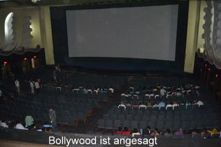 Wir haben uns den Film BODYGUARD angeschaut. Zwar nichts verstanden aber das brauchten wir nicht .... es war am interessantesten das Publikum zu beobachten ... da war Stimmung !!!!!! Die Leute tanzen, klatschen, singen mit (sie kennen alle Lieder), es wird gegröhlt, gelacht ... Eine riesige Party!