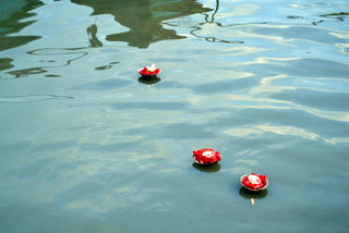 Opfergaben. Mann stelle sich vor wenn in diesem Fluss tausende solcher Lichter schwimmen und das bei Dunkelheit.