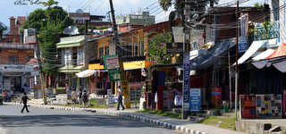 Strasse entlang des Sees