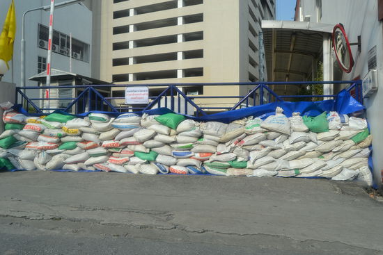 Auch in der Innenstadt rüsten die Menschen sich vor den Überschwemmungen...